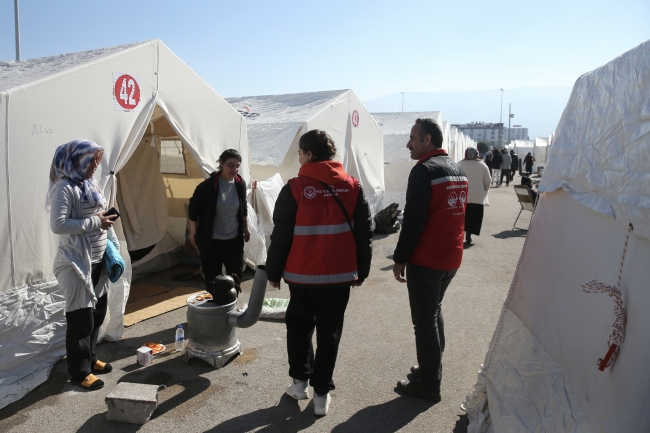 İşaret dili tercümanları deprem bölgesinde işitme engellilerin "sesi" oldu