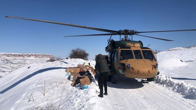 'Demir kanatlar' kırsala 49,2 ton yardım malzemesi taşıdı