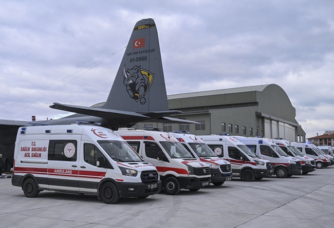 Devletin hava araçları, yüzlerce yaralının imdadına yetişti