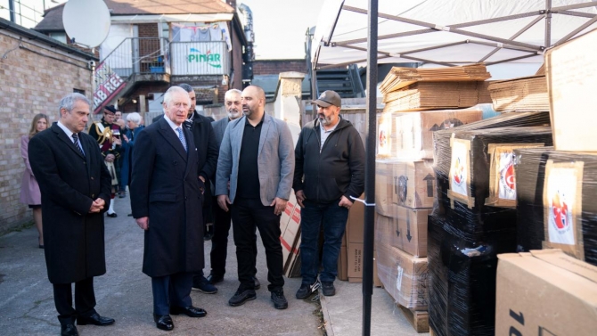 İngiltere Kralı depremzedelere yardım çalışması yapan gönüllüleri ziyaret etti