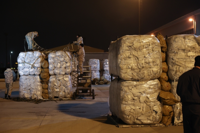 Çeşitli ülkelerden gelen yardımlar İstanbul'dan askeri uçaklarla deprem bölgesine gönderiliyor