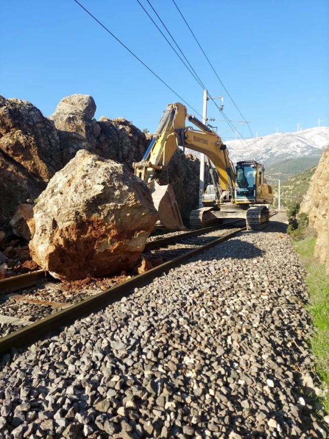 Depremde hasar gören demir yolları onarılıyor