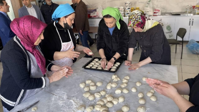 Elazığ'da depremzedeler için günlük 15 bin poğaça, pasta ve simit üretiliyor