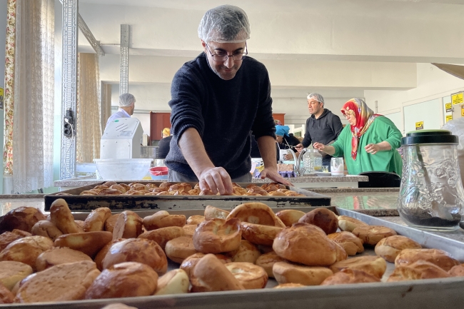 Elazığ'da depremzedeler için günlük 15 bin poğaça, pasta ve simit üretiliyor