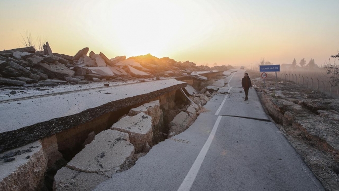 Depremde 400 kilometrelik yüzey kırığı oluştu