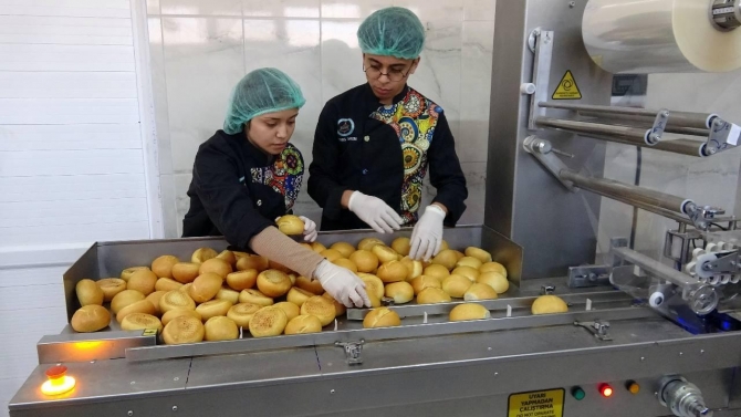 Yozgat'ta öğretmen ve öğrenciler, depremzedeler için ekmek ve yemek hazırlıyor