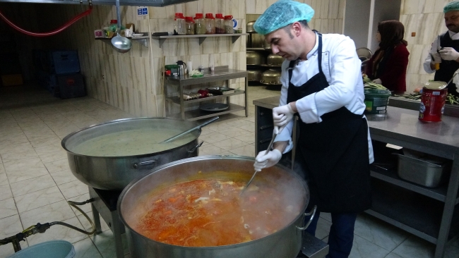 Yozgat'ta öğretmen ve öğrenciler, depremzedeler için ekmek ve yemek hazırlıyor