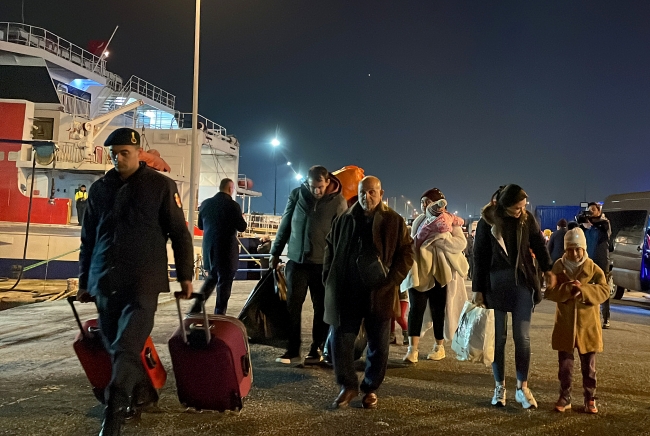 Hatay'dan 65 depremzede gemiyle İstanbul'a getirildi