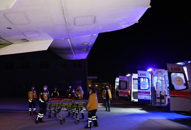 Deprem bölgesinden 5 yaralı ambulans uçakla İstanbul'a getirildi