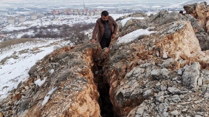 Depremden etkilenen Malatya'nın dağlarında derin yarıklar oluştu