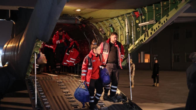 Deprem bölgesinden ayrılan itfaiye personeli TSK uçağıyla İstanbul’a döndü