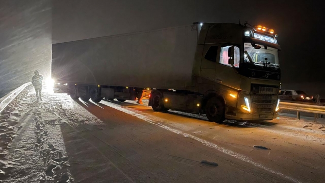 Ardahan'da bazı tırlar buzlanma nedeniyle yolda kaldı