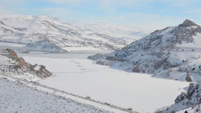 Erzincan'da Tercan Baraj gölü dondu