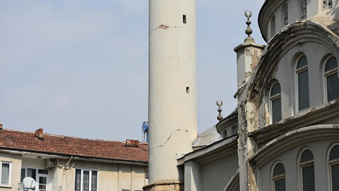 Malatya'da yıkılma tehlikesi bulunan minare nedeniyle 2 sokak trafiğe kapandı