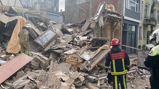 İstanbul'da metruk bina çöktü