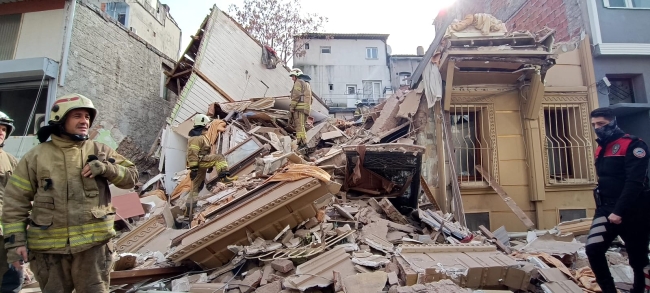 İstanbul'da metruk bina çöktü