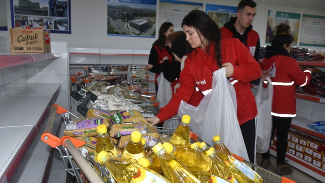 Kızılay'ın açtığı sosyal marketler depremzedelerin hizmetinde