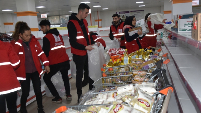 Kızılay'ın açtığı sosyal marketler depremzedelerin hizmetinde