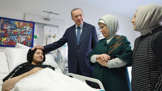 Erdoğan, Ankara'da tedavi gören depremzedeleri ziyaret etti