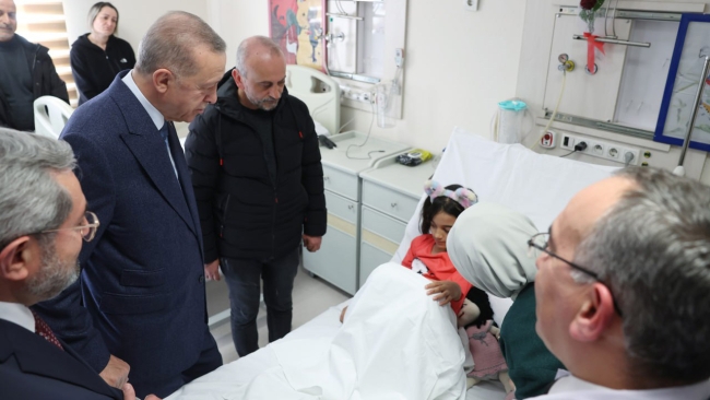 Erdoğan, Ankara'da tedavi gören depremzedeleri ziyaret etti