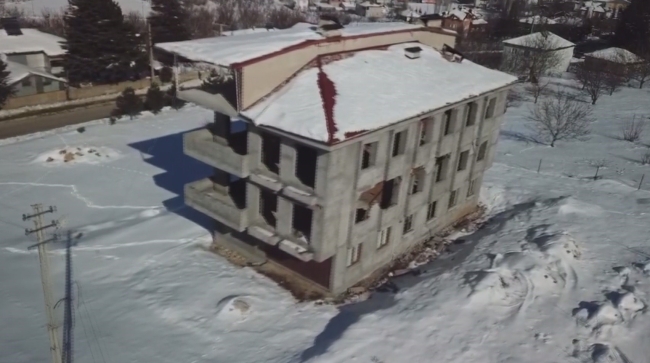 1886 yılında yapılan cami depremde hasar aldı