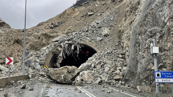 Artvin-Erzurum kara yolunda heyelan: Ulaşıma kapandı