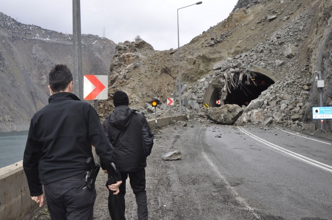 Artvin-Erzurum kara yolunda heyelan: Ulaşıma kapandı