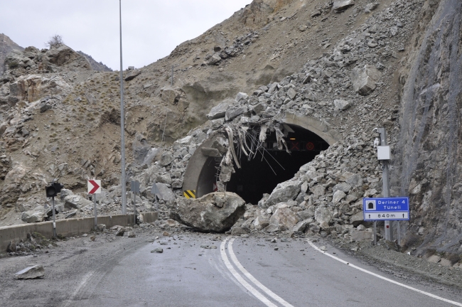 Artvin-Erzurum kara yolunda heyelan: Ulaşıma kapandı