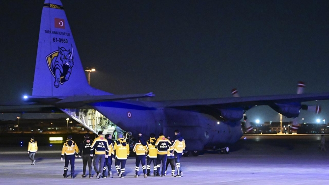 İstanbul'a TSK'nın kargo uçağıyla 38 yaralı depremzede sevk edildi