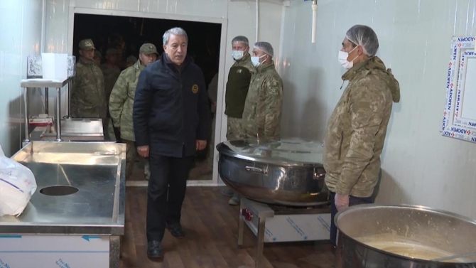 Bakan Akar, Hatay'da gece çalışmaları inceledi, Mehmetçiği denetledi