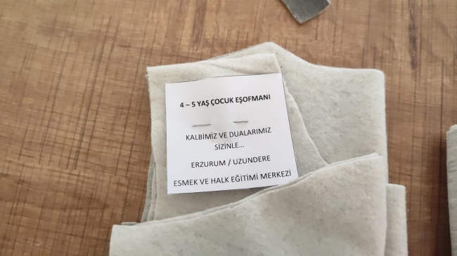 Depremzedeler için battaniye ve pijama dikiyorlar