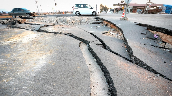 Defne merkezli deprem yollarda ve tarlalarda oluşan hasarı büyüttü