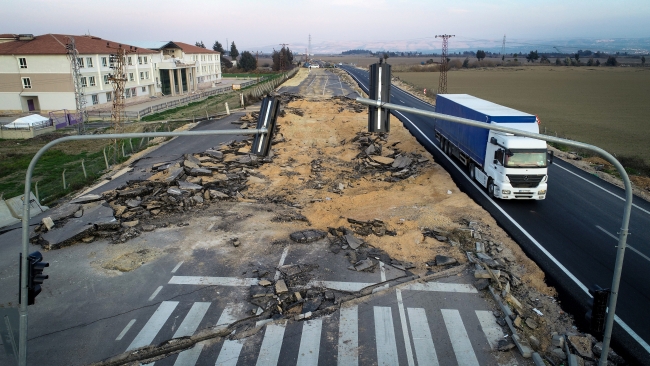 Defne merkezli deprem yollarda ve tarlalarda oluşan hasarı büyüttü