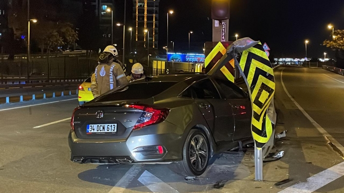 Kadıköy'de otomobil bariyere saplandı: 3 yaralı