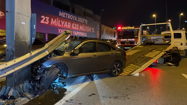 Kadıköy'de otomobil bariyere saplandı: 3 yaralı