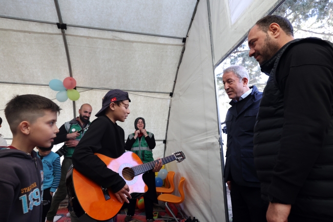 Bakan Akar'dan depremzede çocuklara 'moral' ziyareti