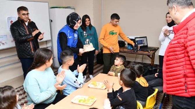 Karabük'te depremzede çocuğa doğum günü sürprizi