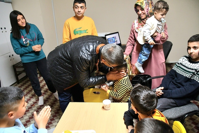 Karabük'te depremzede çocuğa doğum günü sürprizi