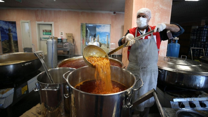 Adıyaman'da günde 200 bin depremzedeye sıcak yemek dağıtılıyor