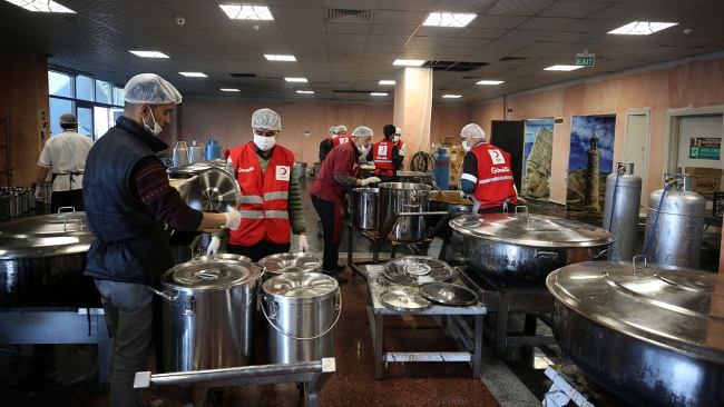 Adıyaman'da günde 200 bin depremzedeye sıcak yemek dağıtılıyor