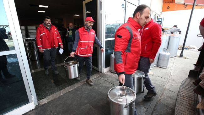 Adıyaman'da günde 200 bin depremzedeye sıcak yemek dağıtılıyor