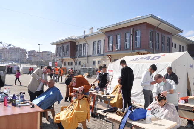 Gönüllü berberler, Afşin'de depremzedelere ücretsiz hizmet veriyor