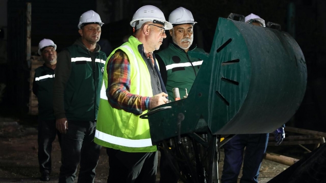 Depremde ailesini kaybetti, acısını kalbine gömüp işinin başına geçti