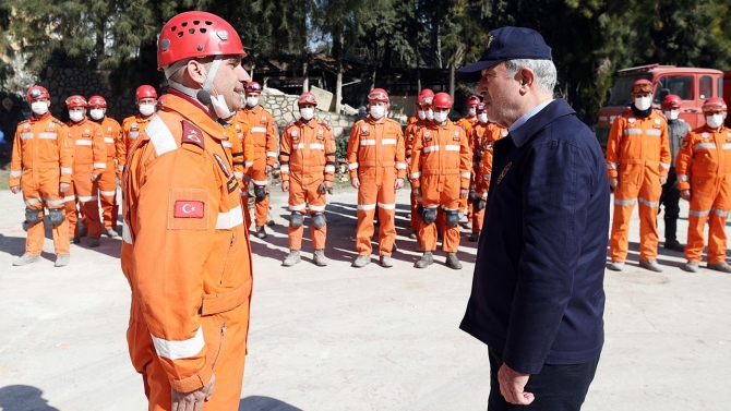 Bakan Akar'dan enkazdan 326 canı kurtaran Mehmetçiğe ziyaret