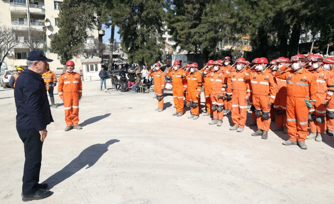 Bakan Akar'dan enkazdan 326 canı kurtaran Mehmetçiğe ziyaret