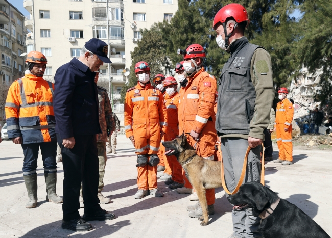 Bakan Akar'dan enkazdan 326 canı kurtaran Mehmetçiğe ziyaret