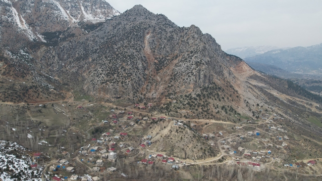 Depremin vurduğu köyde her artçıda endişe devam ediyor