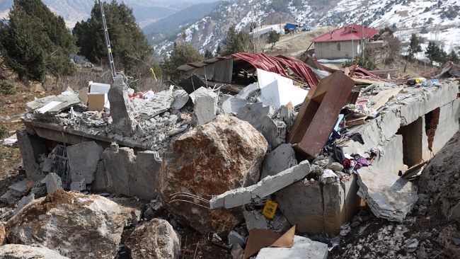 Depremin vurduğu köyde her artçıda endişe devam ediyor