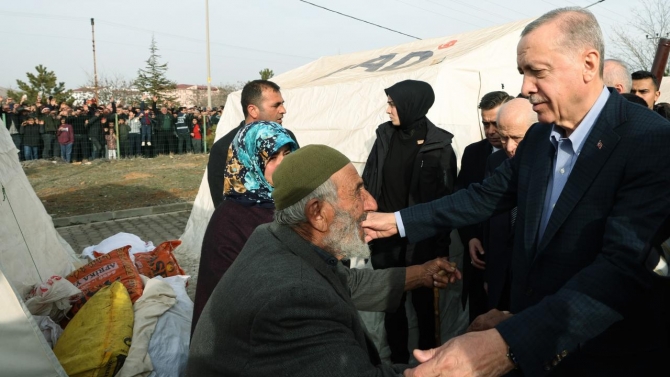 Cumhurbaşkanı Erdoğan, Afşin'deki çadır kentte depremzedelerle bir araya geldi