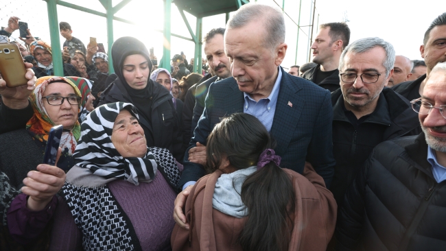 Cumhurbaşkanı Erdoğan, Afşin'deki çadır kentte depremzedelerle bir araya geldi